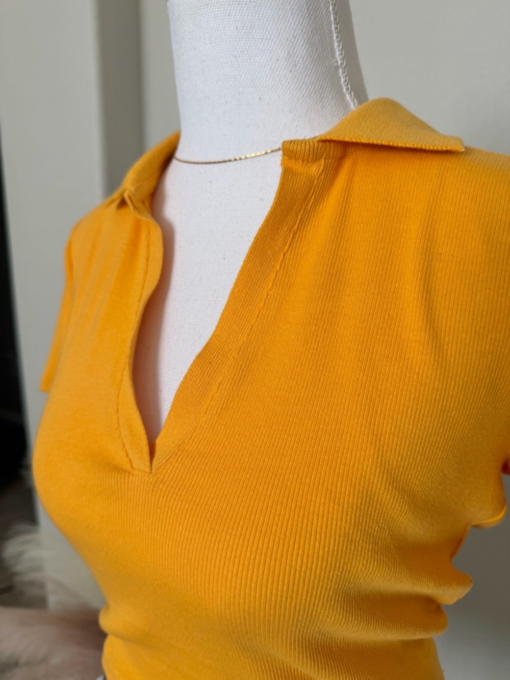 NWT Zara - Women's Short Sleeve V‑Neck Polo Crop Top - Yellow - Picture 7 of 16
